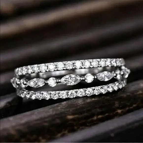 NEW 925 STERLING SILVER ENGAGEMENT RING, CUTE RING, SHINY RING. - Picture 4 of 4